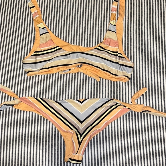 Billabong Swimsuit - Picture 2 of 4